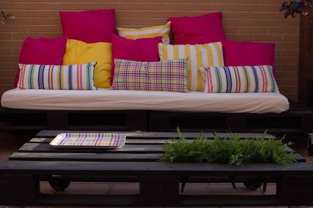 DIY: Cómo se hace una mesa y unos sofás de Palets por Amaya