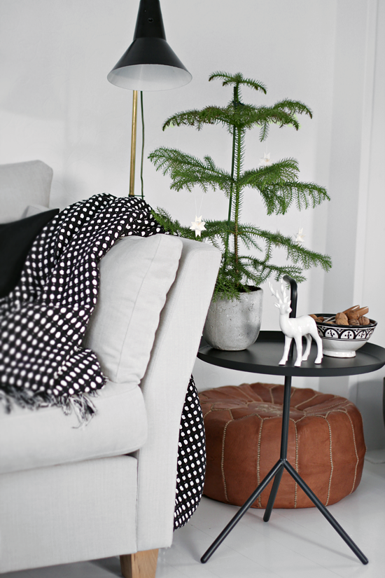 Acogedor salón Black & White con toques en CUERO