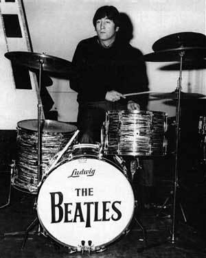 Aunque no quizás a la altura de McCartney, John Lennon era también un gran músico, que podía tocar, y bastante bien, varios instrumentos. Salvo algún bajo eventual, la guitarra y el piano fueron sus intrumentos más habituales en las grabaciones de Los Beatles