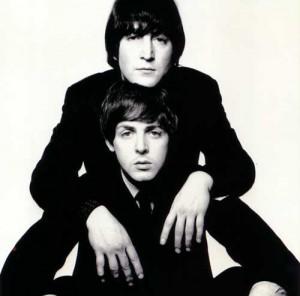 Por más que le pese a mi admirado McCartney, Lennon siempre estará como en esta foto, por encima de él.
