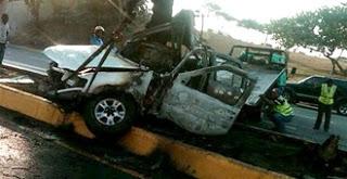 Militar muere entre llamas yipeta estrellada.