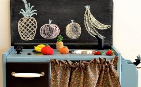 cocinita de madera azul Macarena Bilbao: Juguetes de madera con un toque retro