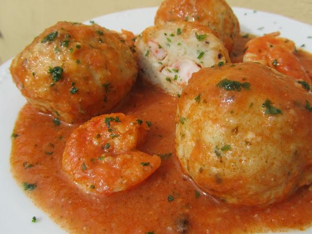 Albóndigas de rape y langostinos