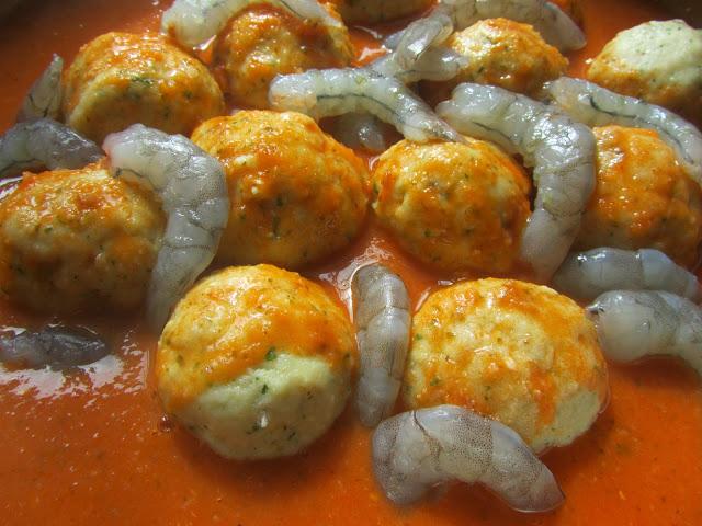 Albóndigas de rape y langostinos