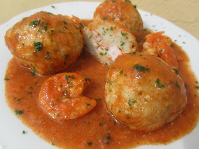 Albóndigas de rape y langostinos