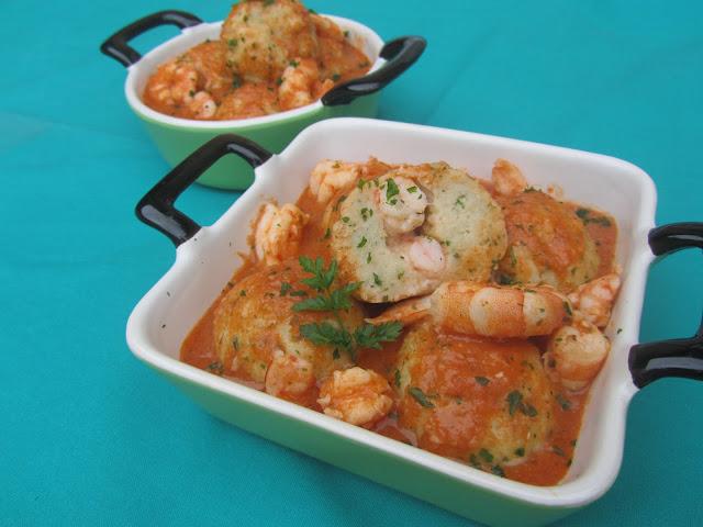 Albóndigas de rape y langostinos