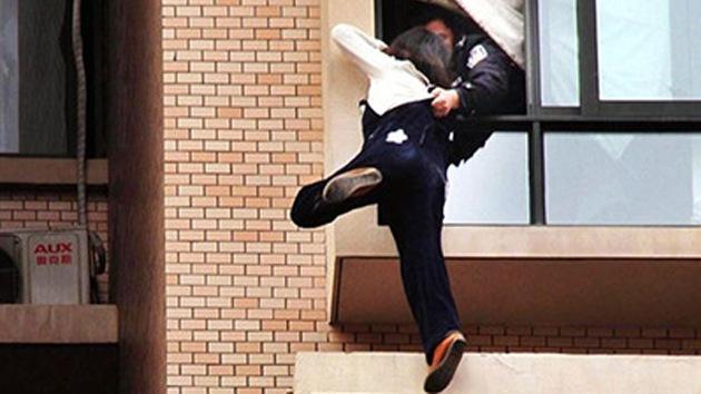 POLICIA CHINO RESCATA A SUICIDA EMBARAZADA