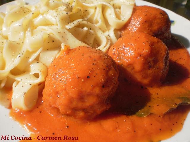 TALLARINES CON ALBONDIGAS AL AROMA DE ALBAHACA EN SALSA DE ZANAHORIA Y TOMATE