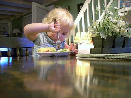 niño comiendo niño comiendo