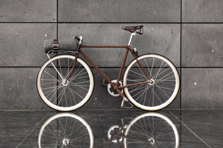 bicicleta oxidada y nueva