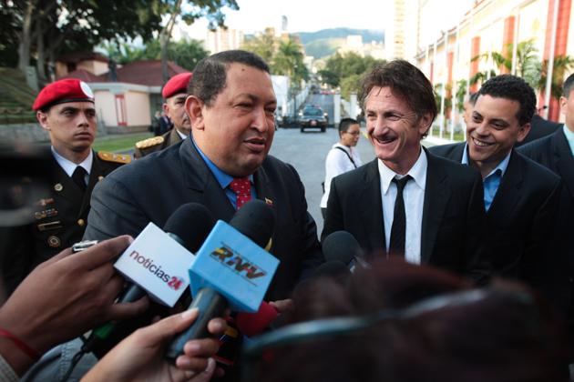 Sean Penn y Oliver Stone lamentan la muerte del “gran héroe” Hugo Chávez