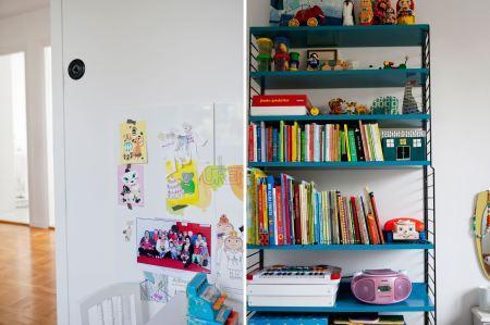 suelo de parquet soluciones almacenaje dormitorios sofa blanco ikea sillas de madera blanca sillas de Ikea silla trip trap niños láminas decoración originales dormitorios infantiles diseño de interiores decoración pisos pequeños decoración nórdica decoración mini pisos decoración espacios pequeños decoración dormitorios infantiles decoración de interiores decoración de dormitorios decoración cocinas blancas cocinas suecas modernas blancas cocinas modernas cocinas blancas nórdicas cocina moderna reformada cocina blanca blog interiores nórdicos blog decoración nórdica blog decoración alfombra rayas blancas negras 