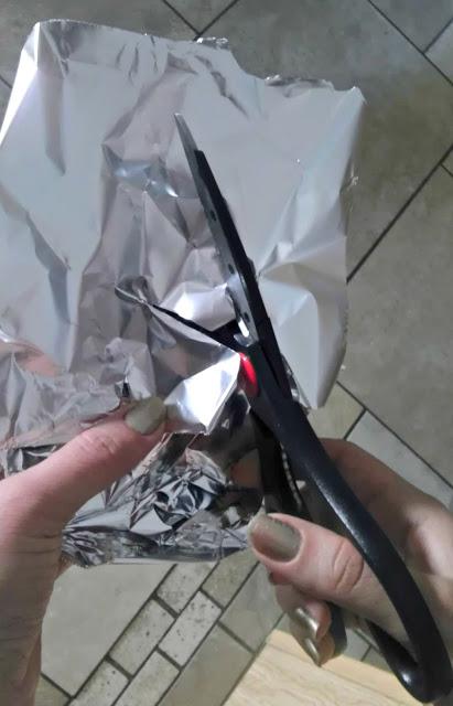 Truco para afilar las tijeras en casa