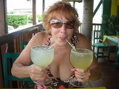 mujer tomando alcohol