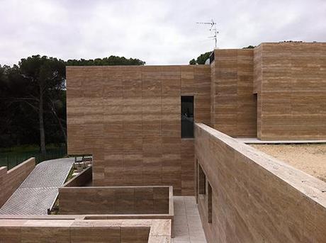 Finalizada la fachada de una vivienda unifamiliar situada en Pozuelo de Alarcón, Madrid