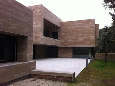 Finalizada la fachada de una vivienda unifamiliar situada en Pozuelo de Alarcón, Madrid