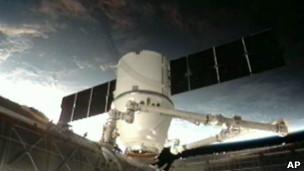 Cápsula privada llega a la Estación Espacial Internacional