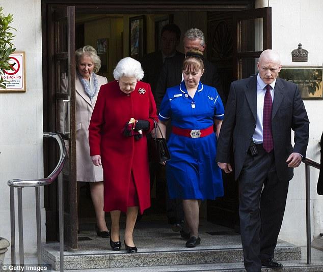 La enfermera de la Reina de Inglaterra con el pentagrama y la escuadra Masónica en el cinturón de su uniforme