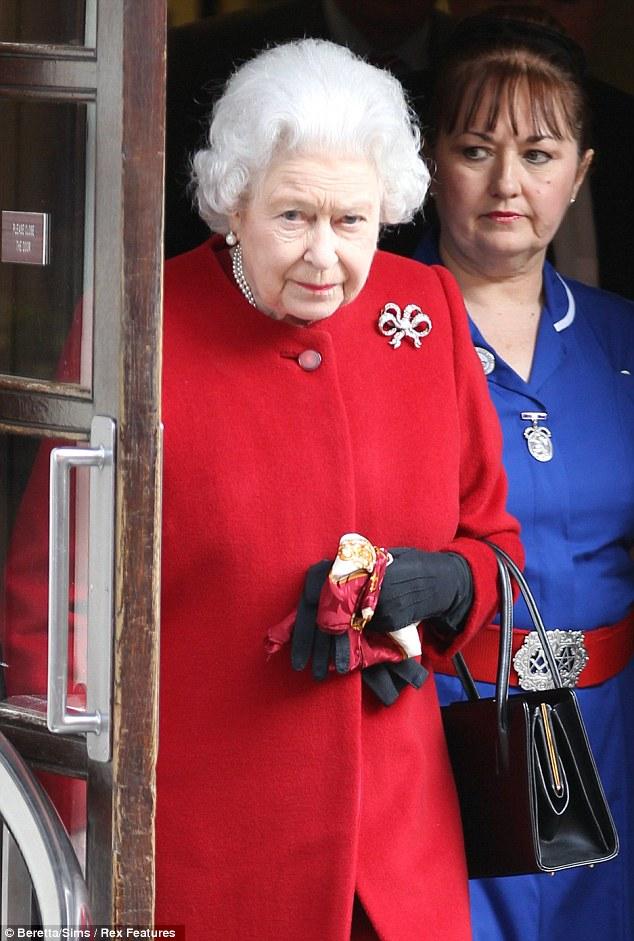 La enfermera de la Reina de Inglaterra con el pentagrama y la escuadra Masónica en el cinturón de su uniforme