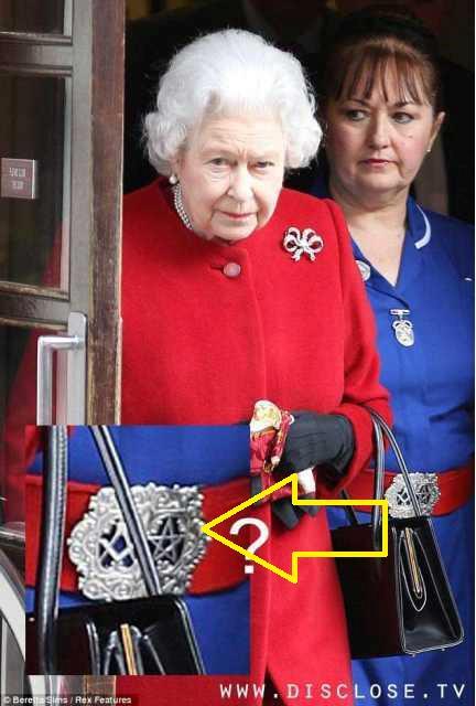 La enfermera de la Reina de Inglaterra con el pentagrama y la escuadra Masónica en el cinturón de su uniforme