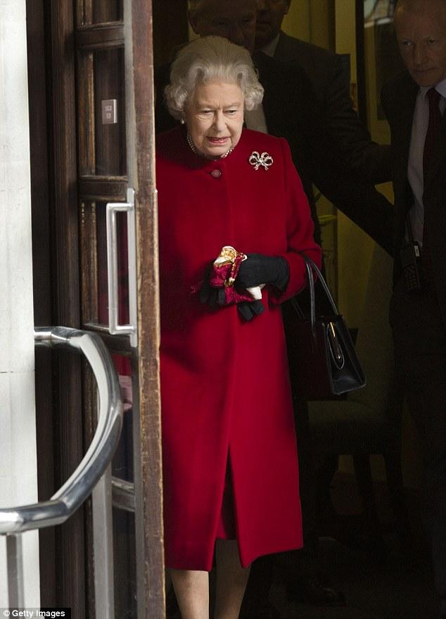 La enfermera de la Reina de Inglaterra con el pentagrama y la escuadra Masónica en el cinturón de su uniforme