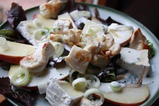 ensalada con Camembert y pechuga de pollo / Camembert-Salat mit Putenbrust