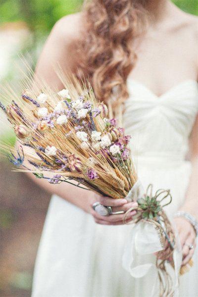 Ramo de Novia con espigas combinado con flores secas. Foto: Style Me Pretty.