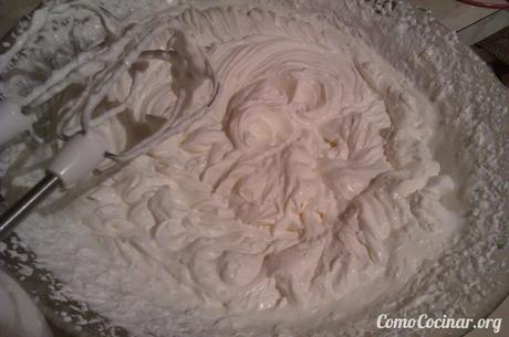 ¿Cómo hacer tarta de trufa? Tarta de nata y fresas 6