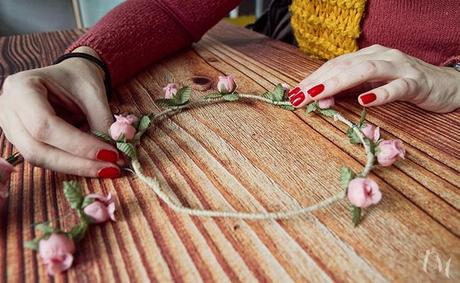 manualidad con flores de tela colocando flores en corona1 Cómo hacer una corona de flores