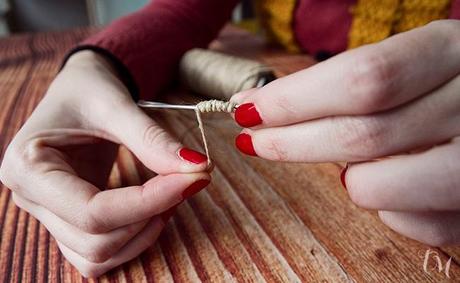 forrando una corona de flores de cuerda de rafia marrón enrollando cuerda corona Cómo hacer una corona de flores