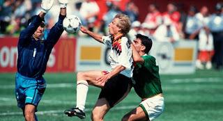 Jürgen Klinsmann disputa un balón a dos jugadores bolivianos en el partido inaugural de USA 94