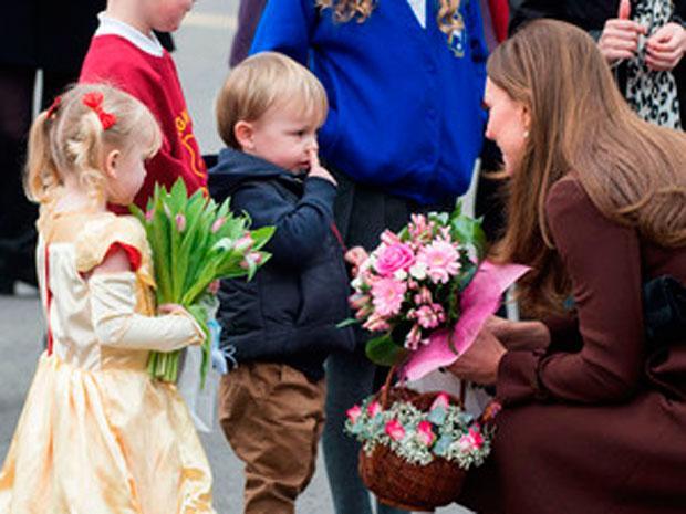 Niño saluda a Kate Middleton mientras se limpia la nariz