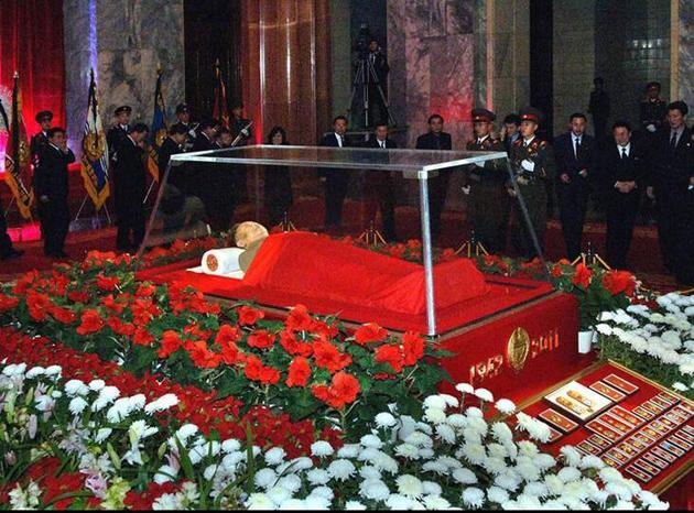 Cuerpo de Chávez será visto siempre en caja cristal.