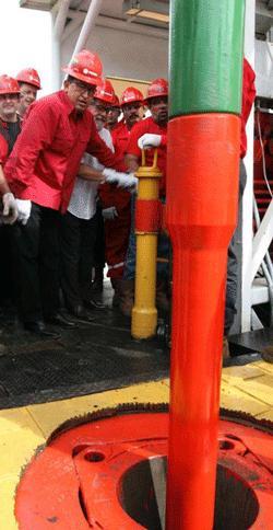 Hugo Chávez en la apertura de un nuevo pozo de petróleo de PDVSA.