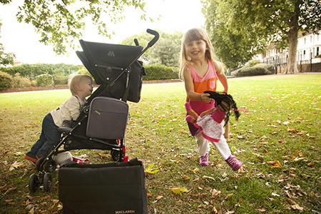 Cochecitos para gemelos, donde cabe uno...
