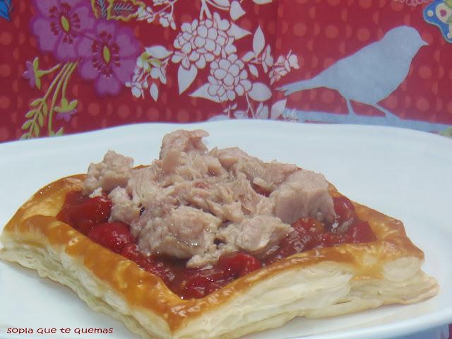 BARQUITAS DE HOJALDRE CON CHUTNEY Y ATÚN