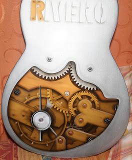 aerografia en guitarra española imitando a un reloj antiguo