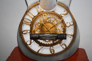 aerografia en guitarra española imitando a un reloj antiguo