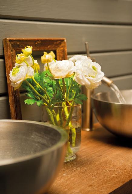 Una casa de madera con mucho estilo     /     A wooden house with style