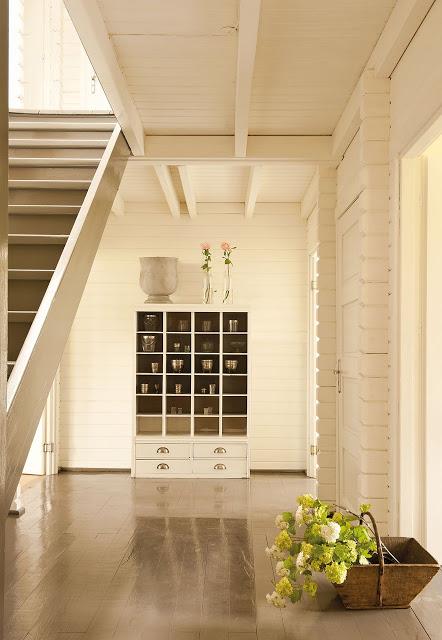 Una casa de madera con mucho estilo     /     A wooden house with style