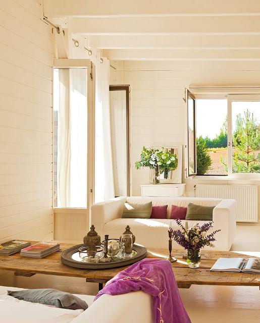 Una casa de madera con mucho estilo     /     A wooden house with style