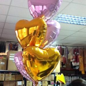 un ramillete de globos en rosa y oro