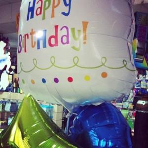 un ramillete de globos para un cumpleaños