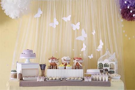 una preciosa mesa de dulces para una fiesta mariposa
