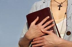 Contra la religión que frena el plan de Dios para la mujer