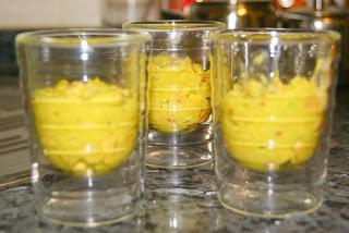 Vasitos de guacamole, queso fresco y salmon ahumado