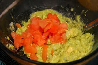 Vasitos de guacamole, queso fresco y salmon ahumado