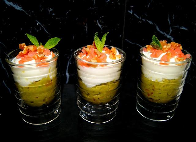 Vasitos de guacamole, queso fresco y salmon ahumado