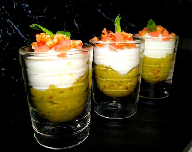 Vasitos de guacamole, queso fresco y salmon ahumado