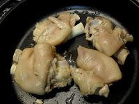 Bacalao con pies de cerdo deshuesados